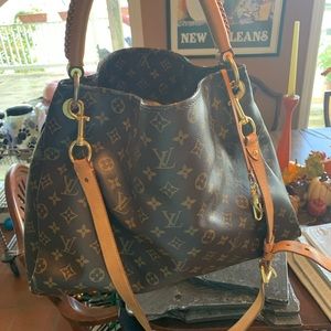 Louis Vuitton Artsy MM bag with bonus strap.